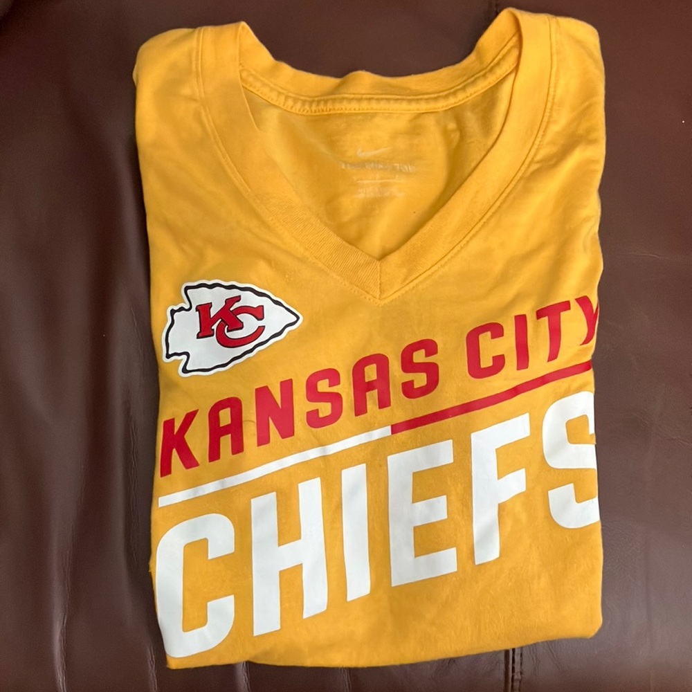 Kansas City Chiefs Nike gold v-neck women’s Tee Small